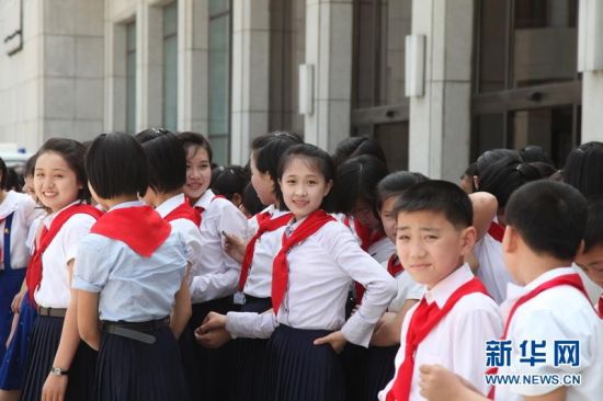 摄影师镜头记录朝鲜校园女生。图片来源：新华网