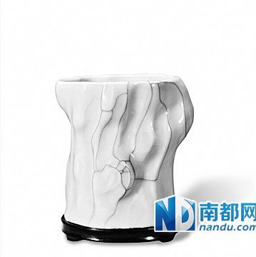 仿官釉树瘤笔筒，18世纪，连座高11 .7 cm，宽10cm。
