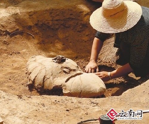 考古人员清理出土的陶罐