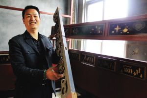 李光展示他收藏的楠木床