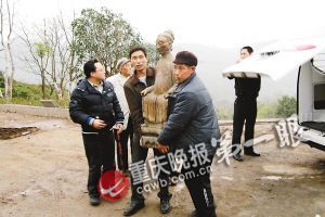 陈氏家族将警方追缴回来的木雕祖宗像送往綦江县博物馆 重庆晚报记者 史宗伟 摄