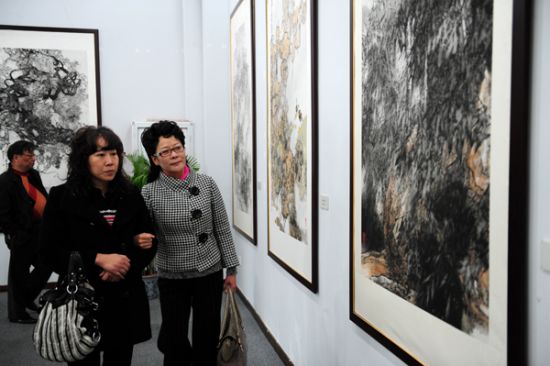 游人参观画展 黄俊辉摄