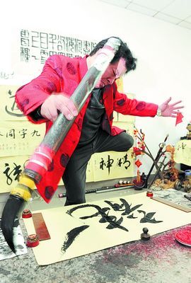 “杨铁笔”一挥而就的写字气势排山倒海。