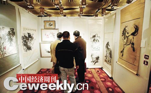 2009年11月20日，北京，嘉德09秋拍盛宴推出6600余件拍品。图为徐悲鸿、齐白石等大师的作品前参观的买家。本刊记者 肖翊 I 摄