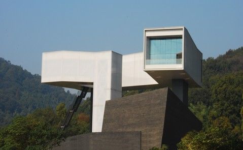 附图：《纽约时报》文章提及的日本建筑师矶崎新设计的“会议中心”