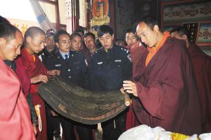 追踪德钦警方返还云仙寺被盗唐卡、佛像。图为德钦警方返还被盗的唐卡 供图