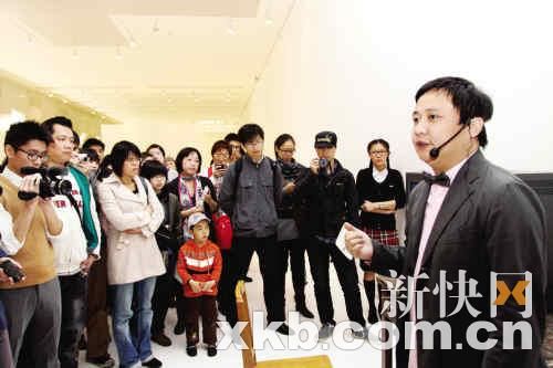 展览开幕当天，策展人皮力向观众讲解作品的创作背景和阅读视角。