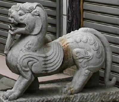 湖湘艺术品市场门店前的神兽?本报记者 赵持 摄