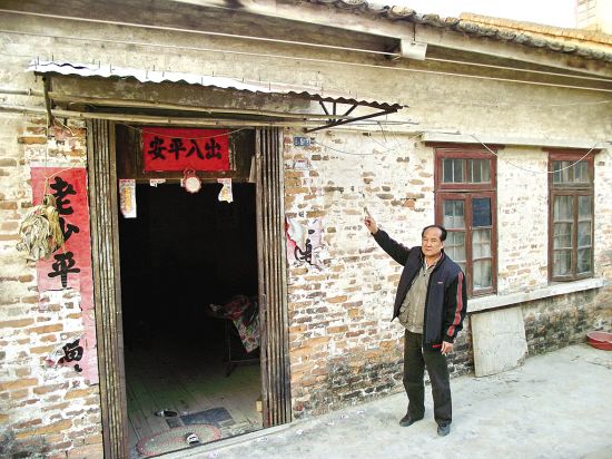 这就是号称为“黄埔军校”的大湾工艺学校旧址。看上去像平房，其实底下还有一层。