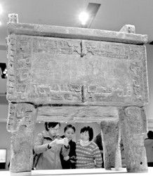 观众正在参观展品