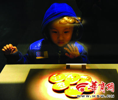 来陕历博参观的安俊丞小朋友被展出的西汉金饼深深吸引 本组图片由本报记者 闫文青 摄