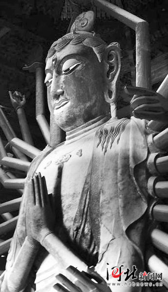 千手千眼观音菩萨像矗立在正定隆兴寺主体建筑大悲阁中已有1000多年历史。