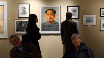 观众在美国纽约参观2011纽约摄影展销会。新华社发(吴凯翔/摄)