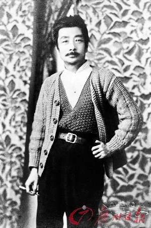 1933年5月1日鲁迅摄于上海春阳照相馆。