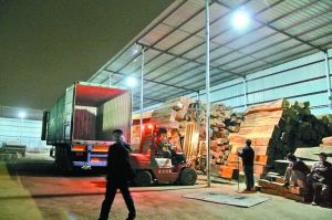 昨天，牛湖红木市场入夜了依然忙碌。深圳商报记者 赵川 摄