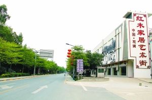 昨天，红木家居艺术一条街冷冷清清的。深圳商报记者 赵川 摄
