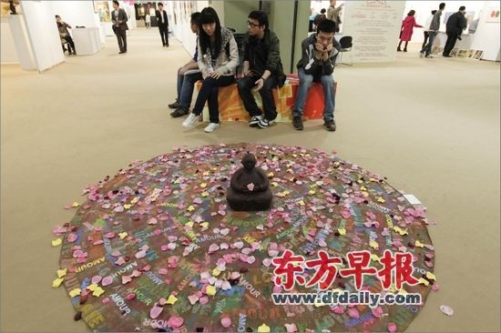 展览吸引了不少年轻人，在主办方看来，今后的藏家群体很可能出自他们。 早报记者 高剑平 图