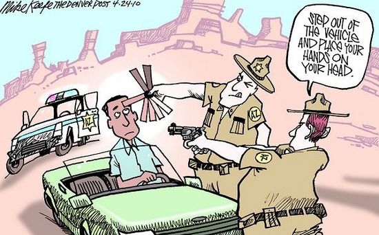 “从车里出来，把你的手放在脑袋上！”警察用“色条”比对司机的肤色（这位司机肤色偏深），并进行检查。