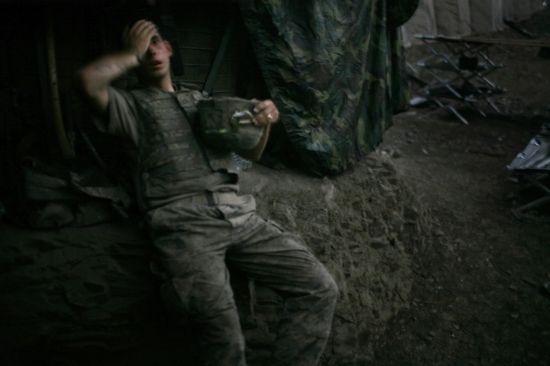 一名士兵在阿富汗雷斯特雷波的战壕中休息。这张赫瑟林顿的照片是2008年荷赛年度最佳新闻照片。