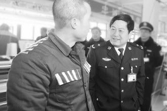 图为河南省豫西监狱监狱长李健右向服刑人员了解教育改造情况。