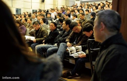 北京保利2010春季艺术品拍卖会现场，座无虚席，买家云集。