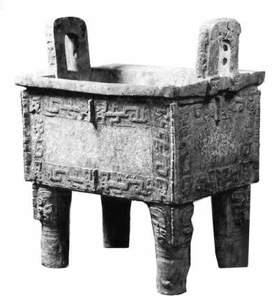 “后母戊”青铜鼎（曾称“司母戊鼎”），因器腹部内壁铸铭“后母戊”而得名。“后母戊”是商王母亲的庙号，是商王祖庚或祖甲为祭祀其母所铸。此鼎器形庞大浑厚，雄伟庄严，高133厘米、口长110厘米、口宽79厘米、重832.84千克，是目前所知中国古代最重的青铜器。