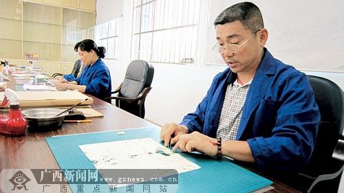 孙永平和同事们静静地进行古籍修复工作。