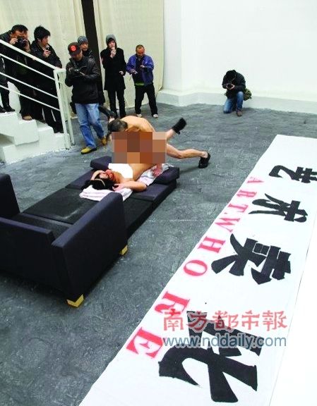 3月20日，成力正在进行行为艺术表演，表演之后他和搭档就被警方带走了。