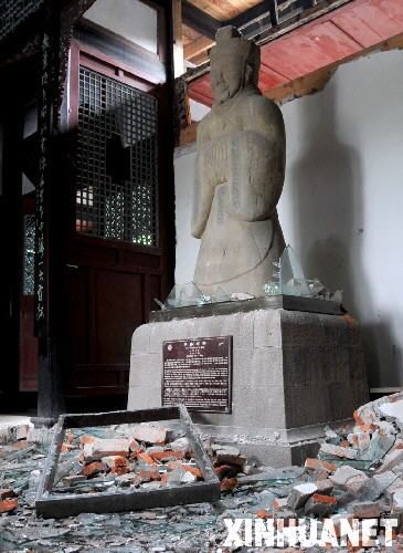 这是都江堰景区伏龙观内的李冰塑像（2008年5月26日摄）。