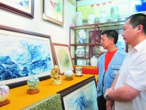 现代艺术陶瓷因为价格相对较低、升值空间较大，受到市场欢迎。