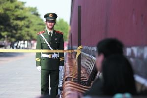 昨日，故宫北门内东侧被隔离，武警在这里站岗。5月8日，故宫内发生展品失窃事件。 本报记者 吴江 摄