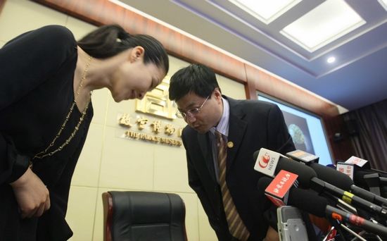 故宫博物院新闻发言人冯乃恩（右）就此事件两度鞠躬，向社会及香港两依藏博物馆公开道歉。CFP图