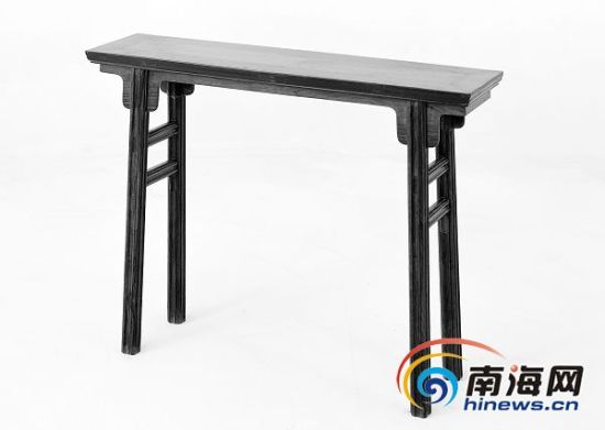 乌木花梨两镶小桌。省博物馆提供