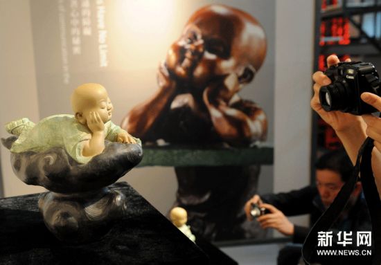 观众在参观台湾艺术佛像展。