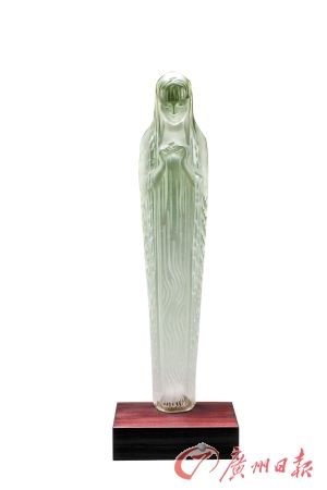 玻璃艺术大师雷内?拉力克的作品《阿丽娜》，她的表情娴静、安逸，又带有一丝神秘的微笑，全身的线条流畅非常，手法细腻，充分体现了创作者高超的技艺。他的作品曾经入藏许多国家的博物馆，但在中国内地绝对是全新的收藏品类。