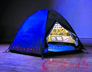 《帐篷》　　（又名《1963-1995年和我睡过的每一个人》）　　艾敏在这顶帐篷的内部绣上了曾经与她同床共枕的102个人的名字，其中包括她的性伴侣、双胞胎哥哥，两个流产的孩子，还有她的祖母和玩具熊。