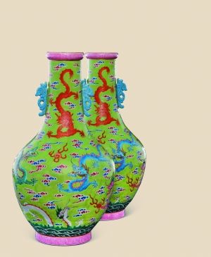 清道光 绿地粉彩云龙纹瓶