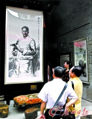 纪念万木草堂成立120周年《广府名人画展》昨天在万木草堂开幕，为纪念康有为先生诞辰153周年创作的人物画作品吸引了不少观众。 记者陈安摄