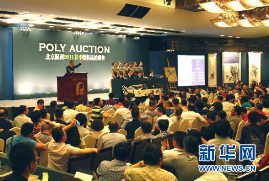 这是北京保利2011春拍夜场情景（6月4日摄）。 新华社记者 汪永基 摄