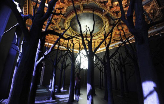 Loris Graud创作的艺术作品“Gunpowder Forest Bubble”在威尼斯第54届视觉艺术双年展举办期间在展览“Il Mondo vi Appartiene”开幕时被展示。