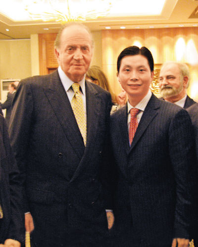 西班牙国王胡安?卡洛斯一世与高平（右）合影。