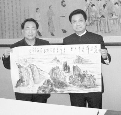 徐震中右在北京国子监作画。徐骁摄