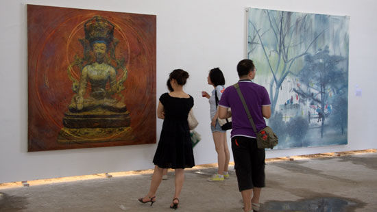 观众在欣赏尹朝阳、章剑作品