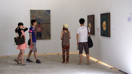 观众在欣赏丁武、张静作品。