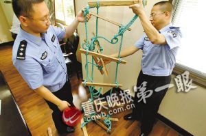 民警展示盗贼为方便入室盗窃自制的软梯 重庆晚报记者 杨帆 摄