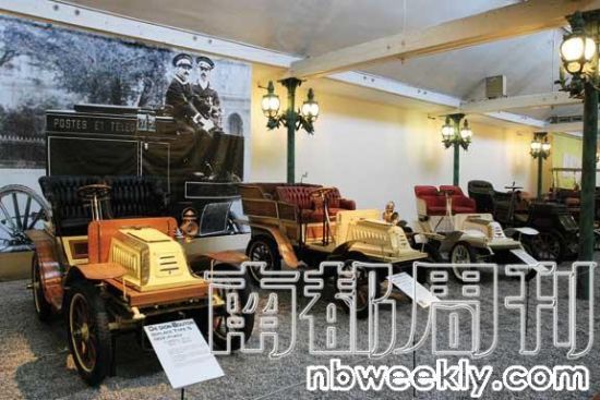 施伦普夫兄弟搜集了19世纪的蒸汽汽车，迈巴赫、法拉利、奔驰、福特，整个展馆的全部收藏，凝结了兄弟俩的全部财富与心血。可惜他们最终生意破产，上演了一个玩物丧志的故事。