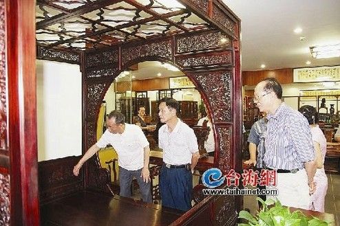 常去逛家具市场的曹先生发现，此前看上的红酸枝茶几5件套，最近售价比年初涨了近千元。