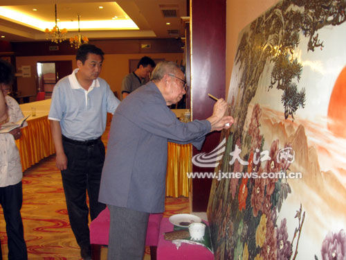 中国工艺美术大师王锡良参与创作大型瓷板画《日出东方》。 