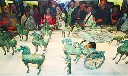 “铜车马出行仪仗俑”