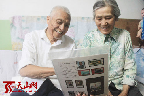 库尔勒七旬老人收藏数百枚红色经典邮票